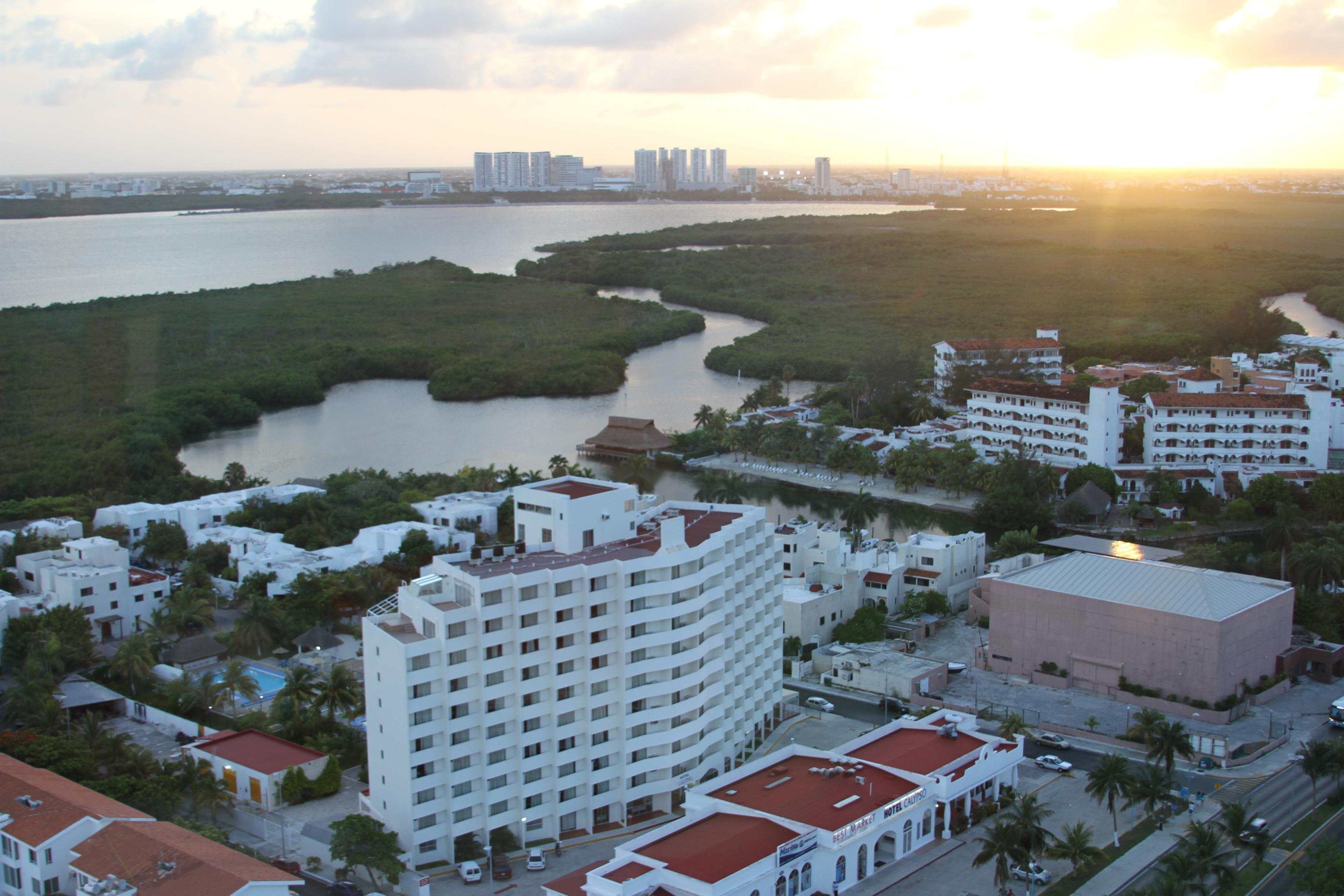 Hotel Calypso Cancun Bagian luar foto