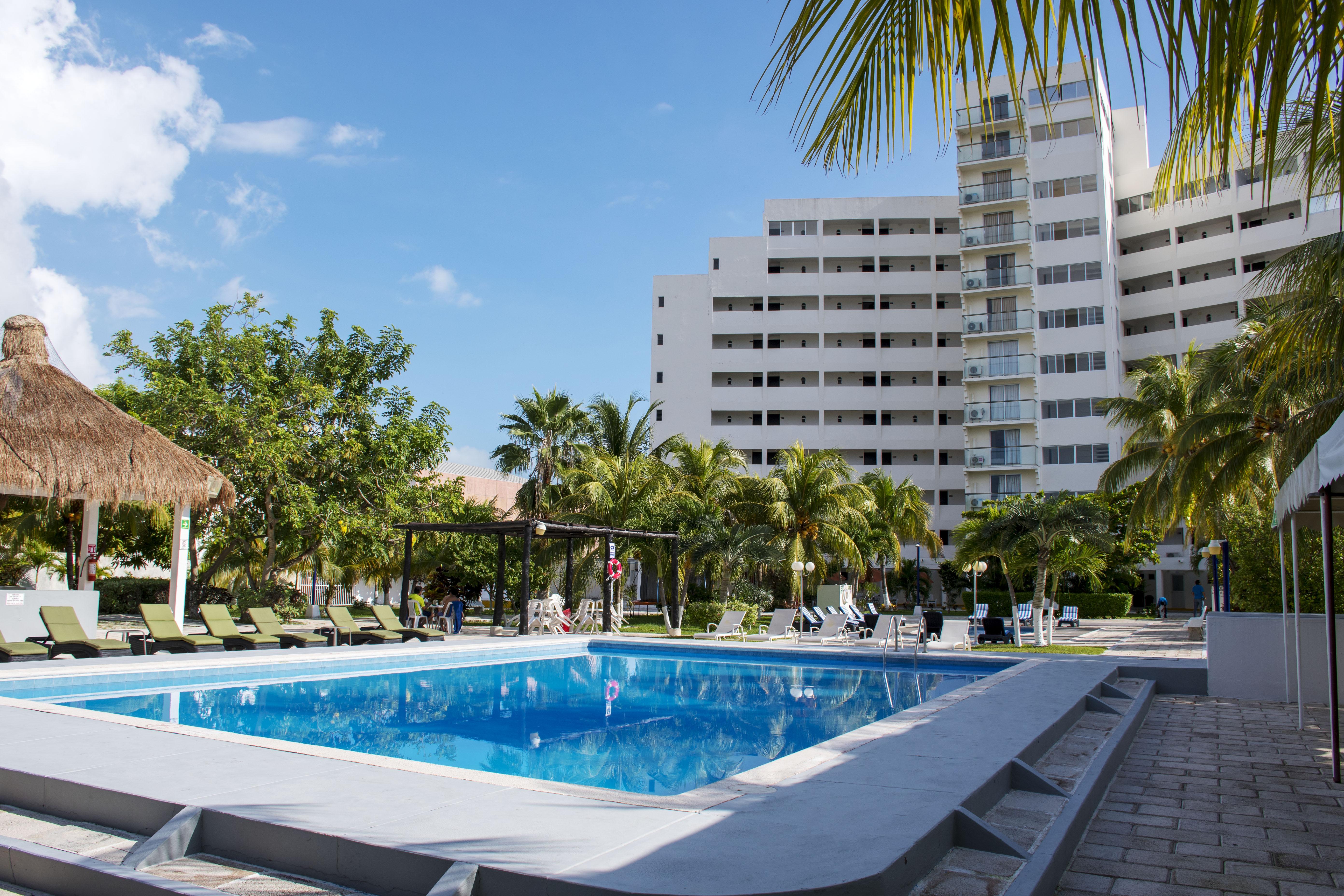 Hotel Calypso Cancun Bagian luar foto